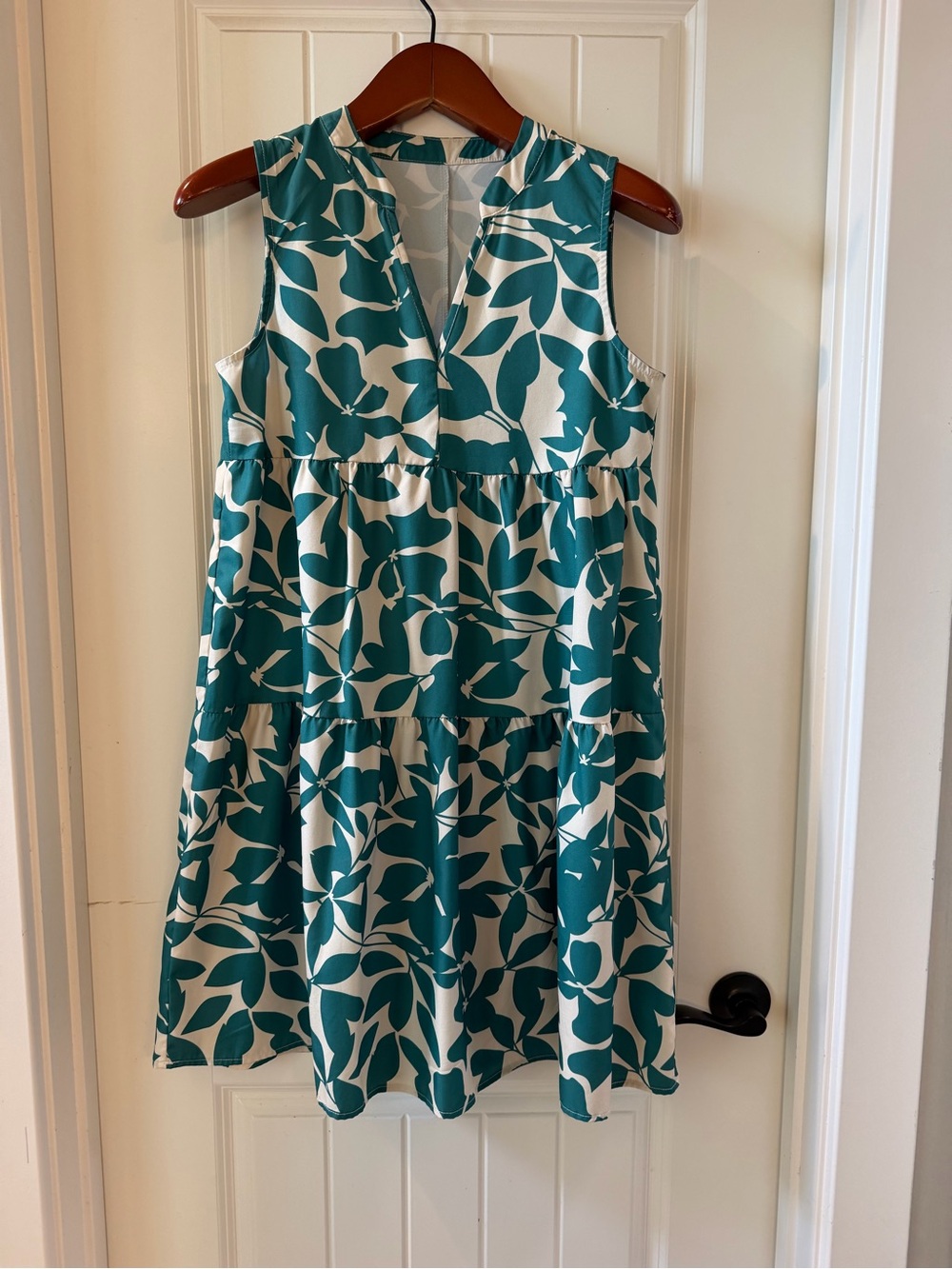 SHEIN Sleeveless Teal Leaf Print Tiered Dress - Brand. Size medium. EUC